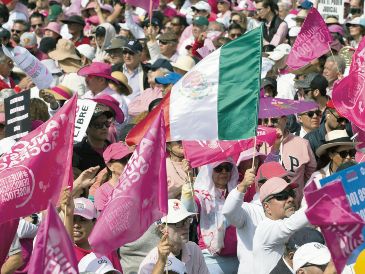 El color rosa predominó en la manifestación por la democracia del pasado 18 de febrero. AFP