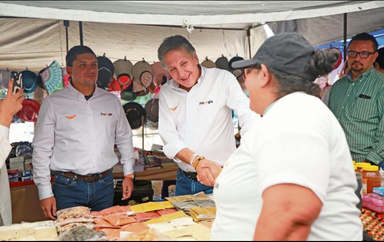Entre los pasillos de un popular tianguis de la colonia Parques del Auditorio, el emecista expone su apoyo a comerciantes. ESPECIAL
