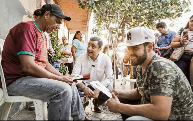 Chema Martínez ha centrado su campaña en recorridos casa por casa. ESPECIAL