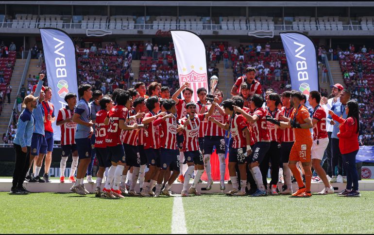 Los muchachos de la Sub-18 alcanzaron el segundo campeonato para la cantera de las Chivas en la temporada. IMAGO7