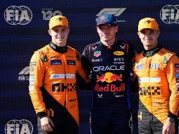 La penalización a Piastri (I) lo aleja no solo de la posibilidad de disputar directamente con Verstappen, sino también de la zona del podio. EFE / D. Di Giovanni