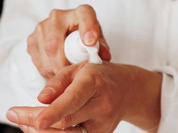 Es esencial usar protector solar diariamente, incluso en invierno y en días nublados, ya que los rayos UV pueden dañar la piel a través de las nubes y ventanas. Unsplash.