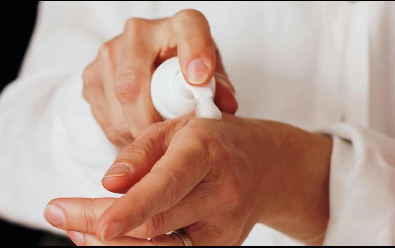 Es esencial usar protector solar diariamente, incluso en invierno y en días nublados, ya que los rayos UV pueden dañar la piel a través de las nubes y ventanas. Unsplash.