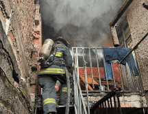 Bomberos tapatíos controlaron el fuego en la vivienda, mientras que personal de la Fiscalía estatal acudió al punto para investigar los hechos. ESPECIAL