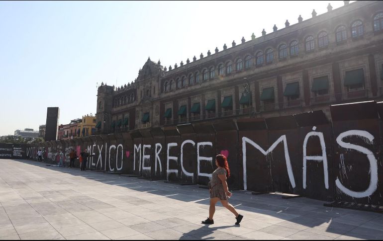 Pintas en el muro de vallas que protege el Palacio Nacional hechas por el grupo “Generación del Cambio”. SUN/I. Montaño
