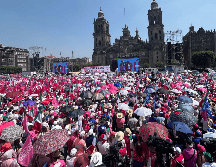 Integrantes de la CNTE y de la Marea Rosa llegaron a confrontarse esta mañana en el plantón del Zócalo de la CDMX. SUN/ Berenice Fregoso
