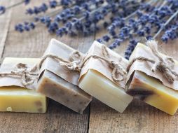 Un jabón casero de colágeno es ideal para las pieles mayores. ESPECIAL/ Foto de Aurélia Dubois en Unsplash