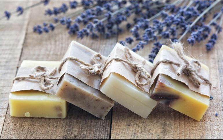 Un jabón casero de colágeno es ideal para las pieles mayores. ESPECIAL/ Foto de Aurélia Dubois en Unsplash