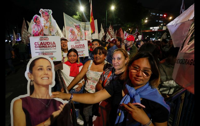 Seguidores de la candidata presidencial del oficialismo mexicano Claudia Sheinbaum, escucharon el debate presidencial afuera del Centro Cultural Universitario Tlatelolco, en la Ciudad de Mexico. EFE