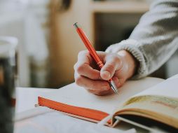 Estudios revelan que no escribir a mano puede afectar tu cerebro y limitar tu potencial de inteligencia. UNSPLASH/lilartsy