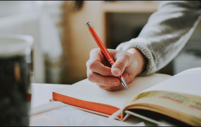 Estudios revelan que no escribir a mano puede afectar tu cerebro y limitar tu potencial de inteligencia. UNSPLASH/lilartsy
