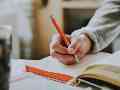 Estudios revelan que no escribir a mano puede afectar tu cerebro y limitar tu potencial de inteligencia. UNSPLASH/lilartsy