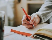 Estudios revelan que no escribir a mano puede afectar tu cerebro y limitar tu potencial de inteligencia. UNSPLASH/lilartsy