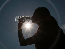 Ante la ola de calor, sugieren tomar agua simple, aunque no tengas sed, incluso de noche. EFE / ARCHIVO