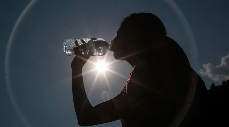 Ante la ola de calor, sugieren tomar agua simple, aunque no tengas sed, incluso de noche. EFE / ARCHIVO