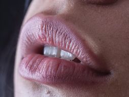Exfoliar los labios es crucial dentro de cualquier régimen de belleza, especialmente porque son una parte muy delicada de tu rostro. Unsplash.