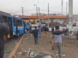 En un clip, se observa a un hombre mayor, que viste con una playera gris, pants azul y una bufanda roja, con la cabeza ensangrentada, tratando de atenuar la hemorragia con una, aparentemente, tela amarilla. X / @AlertaNews24