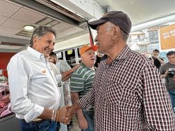 Frangie dialogó con locatarios y clientes del mercado de Atemajac. ESPECIAL