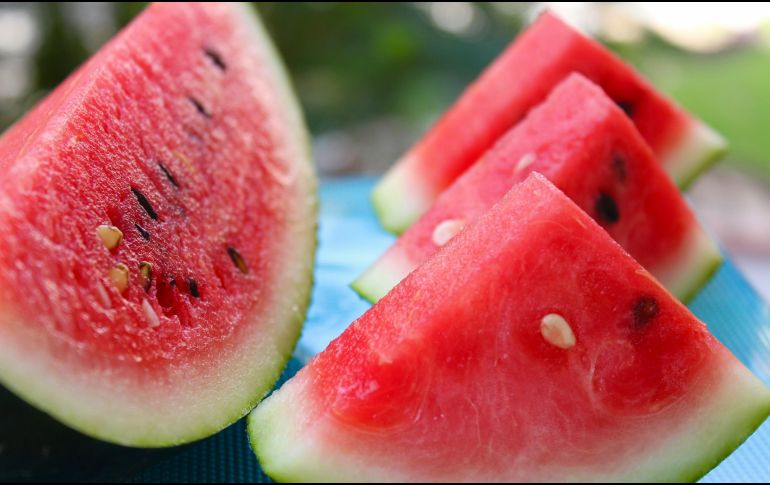 No olvides también tomar agua y suero. UNSPLASH / Rens D