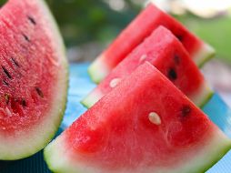 No olvides también tomar agua y suero. UNSPLASH / Rens D