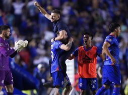 Unas decenas de aficionados se presentaron a las afueras de las instalaciones cementeras para demostrar el apoyo hacia sus jugadores. IMAGO7