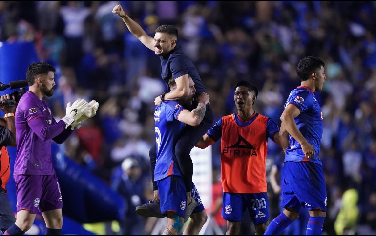 Unas decenas de aficionados se presentaron a las afueras de las instalaciones cementeras para demostrar el apoyo hacia sus jugadores. IMAGO7