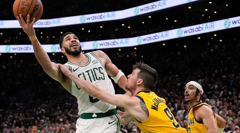 Jayson Tatum sumó 36 puntos anoche, 10 de ellos en el tiempo extra para llevar a los Celtics al triunfo en el inicio de la final de la Conferencia Este. AP/C. Krupa