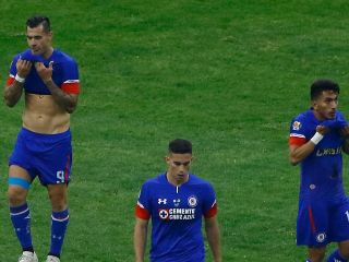 Una falla de Iván Marcone (centró) inició la derrota de Cruz Azul en la última final ante el América, en el torneo Apertura 2018. IMAGO7/A. Paulin