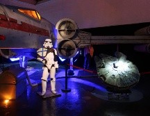 Un centenar de artículos oficiales del personaje R2-D2, una colección de sables láser o los carteles de las películas de Star Wars también forman parte de esta exhibición. EFE/ José Manzaneque