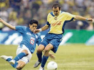 Ricardo Osorio y Cuauhtémoc Blanco en la semifinal de 2005. La rivalidad nació en 1972 con victoria de La Máquina, afrenta que las Águilas han vegado varias veces. AFP/A. Estrella