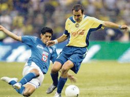 Ricardo Osorio y Cuauhtémoc Blanco en la semifinal de 2005. La rivalidad nació en 1972 con victoria de La Máquina, afrenta que las Águilas han vegado varias veces. AFP/A. Estrella