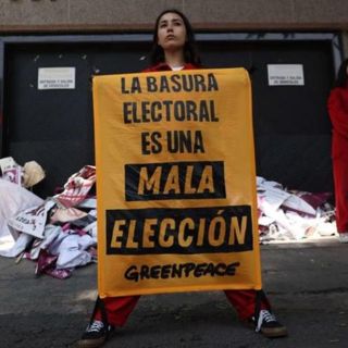 Activistas devuelven basura electoral a las sedes de los partidos políticos