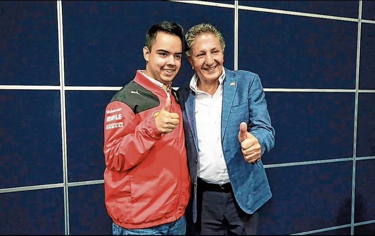 El aspirante a la reelección se tomó fotos con estudiantes de la UP. ESPECIAL