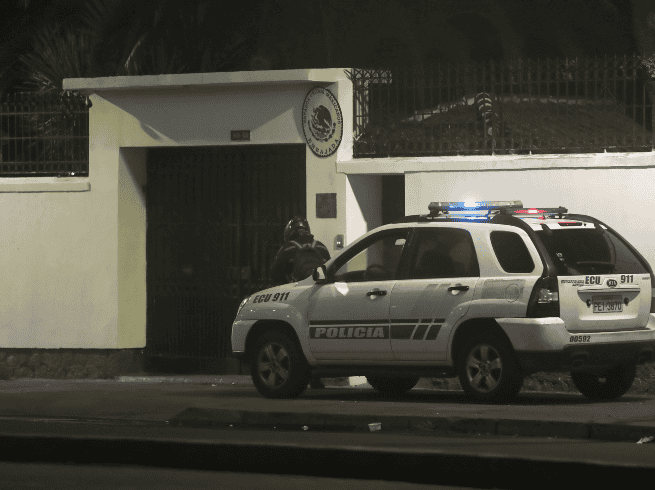 Embajada de México en Quito, durante el asalto. EFE / ARCHIVO
