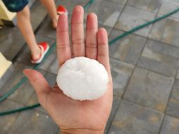 La granizada ocurrió luego de las altas temperaturas que sean registrado en esta entidad. ESPECIAL / X
