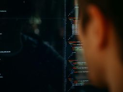 Los jóvenes interesados obtendrán más de 80 horas de contenidos de inteligencia artificial. UNSPLASH / C. DELUVIO