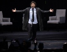 El presidente argentino, Javier Milei, cantando una canción de rock durante la presentación de su nuevo libro 