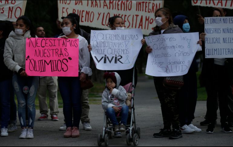 Los padres de los niños con cáncer han salido a las calles para manifestarse por la falta de medicinas. EL INFORMADOR/Archivo