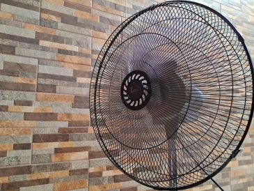 Una de las sugerencias para tu ventilador es procurar que el aparato quede cerca de una pared para que el aire rebote. EL INFORMADOR / O. Álvarez