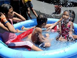 Una de las medidas para evitar los estragos del calor es permanecer en lugares con sombra y usar protector solar. AFP / ARCHIVO