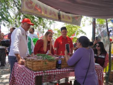 La candidata destacó la importancia de eliminar intermediarios en la comercialización de la pitaya, proponiendo una estrategia que permita a los mismos productores vender directamente su fruta. CORTESÍA.