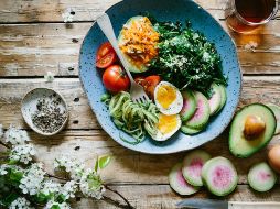 El cuerpo se encarga de eliminar el ácido úrico de la sangre, sin embargo, si ingerimos alimentos que contengan una gran cantidad de purina es probable que el organismo no sea capaz de eliminarlas del todo. Unsplash.
