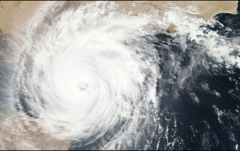 Un huracán se define como un remolino de gran tamaño en forma de embudo que ocurre en la atmósfera baja. Unsplash.