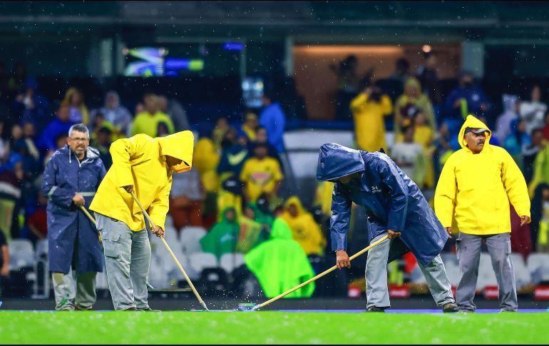 La cancha del Estadio Azteca presenta charcos de agua y, además, pone en riesgo la integridad de las jugadoras. IMAGO7.