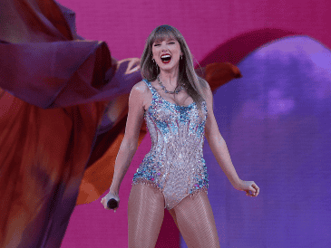 Taylor Swift lució espectacular en el recinto deportivo. EFE / EPA / M. Lopes