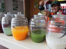 En épocas de calor, los puestos de aguas frescas son una postal típica de las calles de México. EL INFORMADOR/ ARCHIVO.