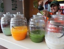 En épocas de calor, los puestos de aguas frescas son una postal típica de las calles de México. EL INFORMADOR/ ARCHIVO.