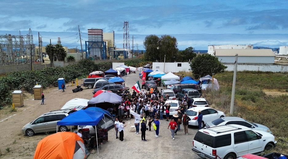Manifestantes bloquean una planta de Petróleos Mexicanos (PEMEX) en la ciudad de Tijuana (Mexico).  EFE/Joebeth Terríquez