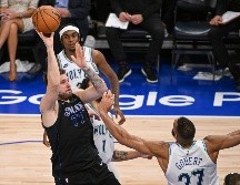 Luka Doncic realizó su tiro bajo la marca de Rudy Gobert, el Jugador Defensivo del Año en la NBA. EFE/C. Lassig