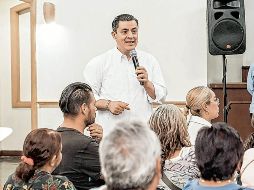 Chema Martínez dialogó ayer también con miembros de la Unión de Comerciantes del Mercado de Abastos. ESPECIAL